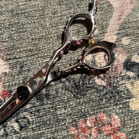 Washi Beauty Black Rosebud Shear 5.5” Right Hand Jeweled Handles - Picture 7 of 7